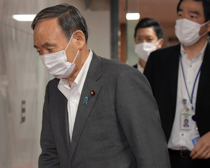 自民党の二階俊博幹事長との会談を終え、同党本部を出る菅義偉首相=東京都千代田区で2021年8月25日午前11時29分、竹内幹撮影