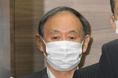 自民党の二階俊博幹事長との会談を終え、同党本部を出る菅義偉首相＝東京都千代田区で2021年8月25日午前11時29分、竹内幹撮影