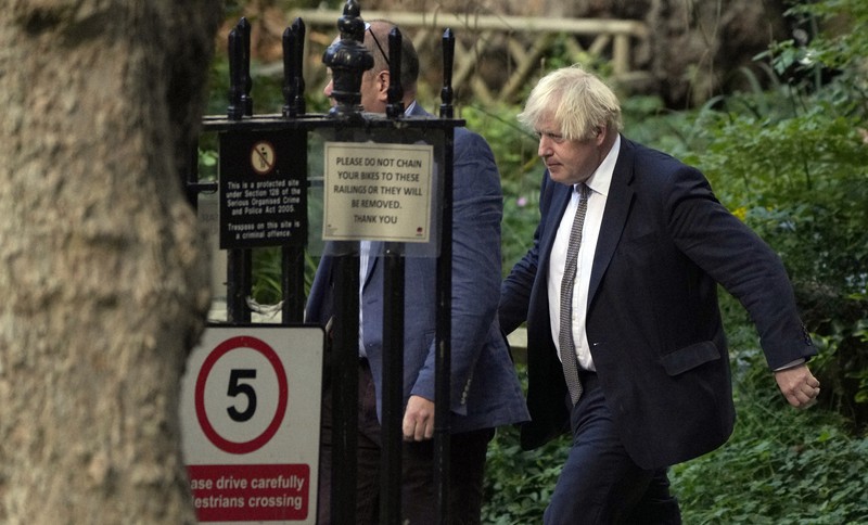 主要7カ国のオンライン首脳会議後に首相官邸に戻るジョンソン英首相=ロンドンで2021年8月24日、AP
