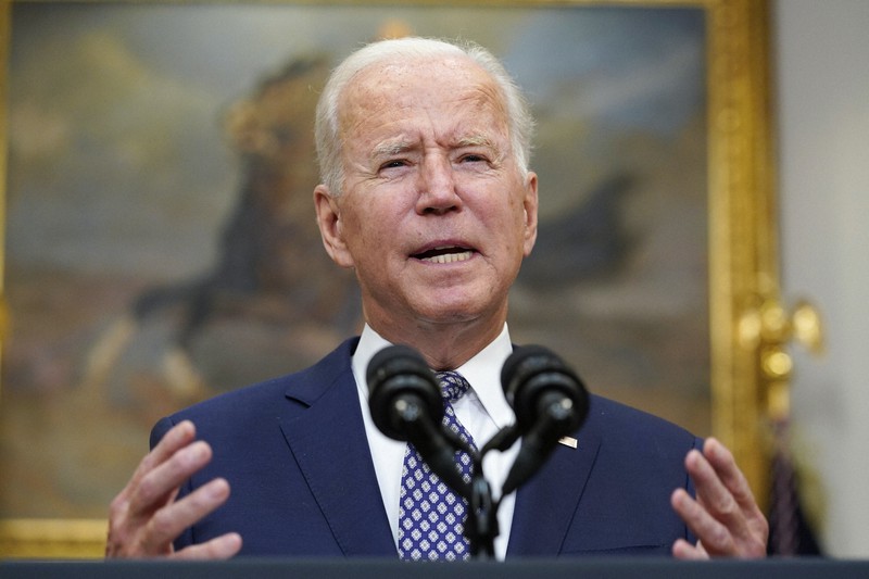 ホワイトハウスで演説するバイデン米大統領=2021年8月24日、AP