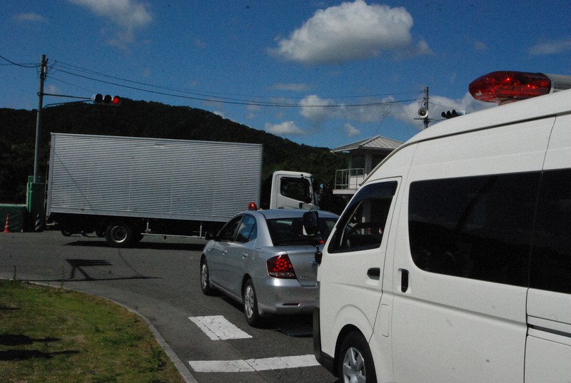 福岡県警が福岡拘置所と合同で実施した保護対策訓練の様子=同県内で2021年7月1日午後3時3分
