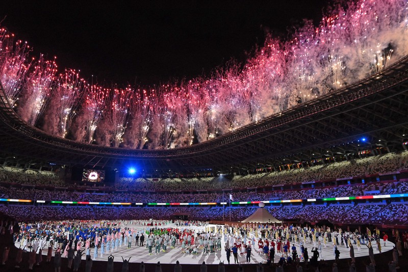 全選手団が入場し、花火が上がった東京オリンピックの開会式=東京都新宿区の国立競技場で2021年7月23日、久保玲撮影