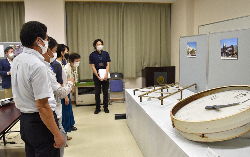 初めて展示された町役場旧庁舎にあった大時計や屋上につながる可動式はしごなど=岩手県大槌町役場で2021年8月19日、中尾卓英撮影