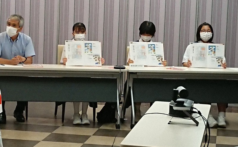 オーストリアのパラリンピック委員会の役員らに絵本プロジェクトについて説明する市立東那須野中の生徒ら=栃木県那須塩原市内のホテルで2021年8月25日、湯浅聖一撮影