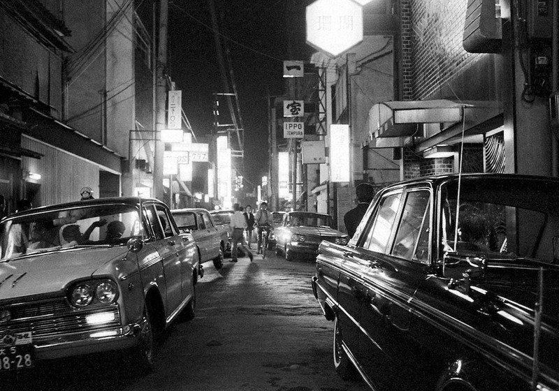 多くの車が集まる曽根崎新地。社用交際費の乱用は物価にはね返る?=1966年8月24日撮影