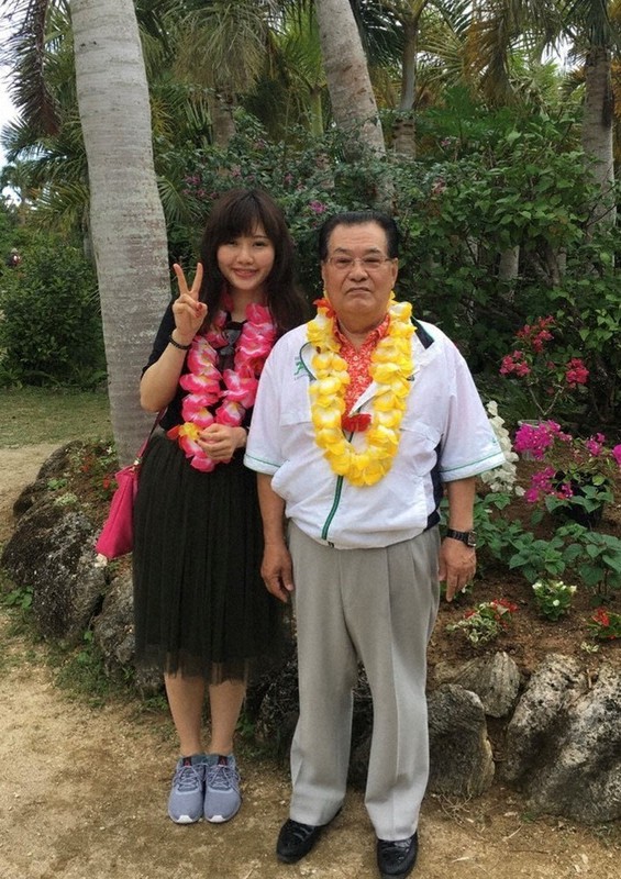 自宅療養中に亡くなった西里昌徳さん(右)。隣は長女優子さん=遺族提供