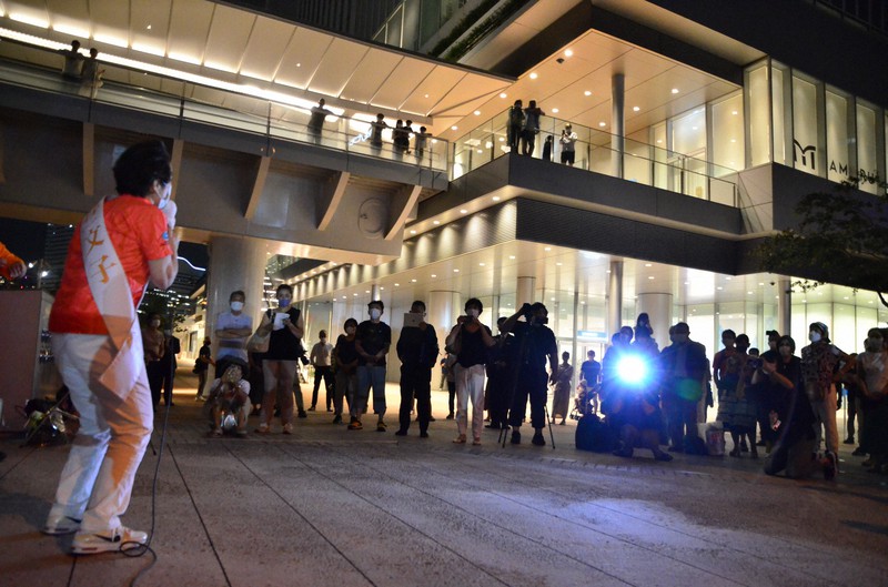 「マイク納め」で横浜市役所庁舎に向かって叫ぶ林文子氏(左)=同市中区で2021年8月21日午後7時59分、樋口淳也撮影