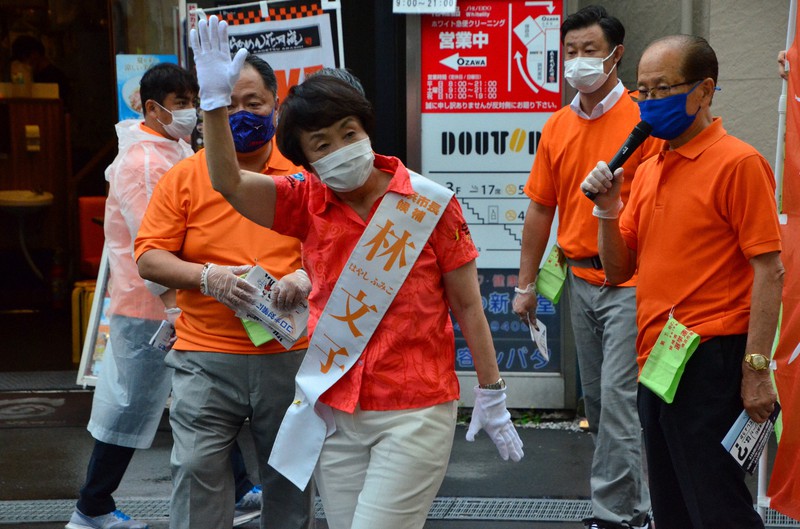 6人のベテラン市議らが林文子氏(中央)の選挙運動を支えた=横浜市港北区で2021年8月13日午後3時29分、樋口淳也撮影