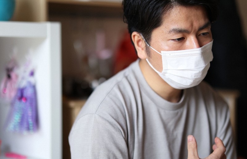 真菜さんと莉子ちゃんと暮らした部屋でインタビューに答える松永拓也さん。部屋には莉子ちゃんのおもちゃが残る＝東京都豊島区で2021年8月7日、小川昌宏撮影
