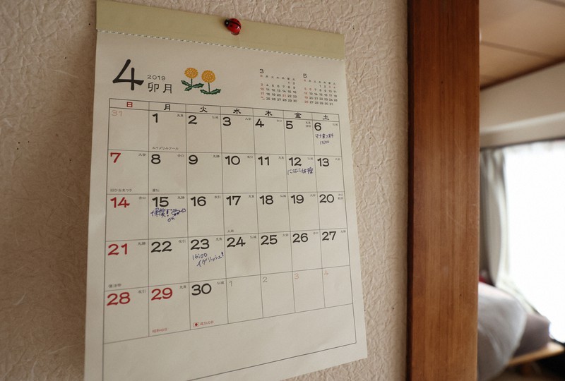 松永拓也さんが真菜さんと莉子ちゃんと暮らした部屋のカレンダー。事故があった2019年4月のままだった＝東京都豊島区で2021年8月7日、小川昌宏撮影