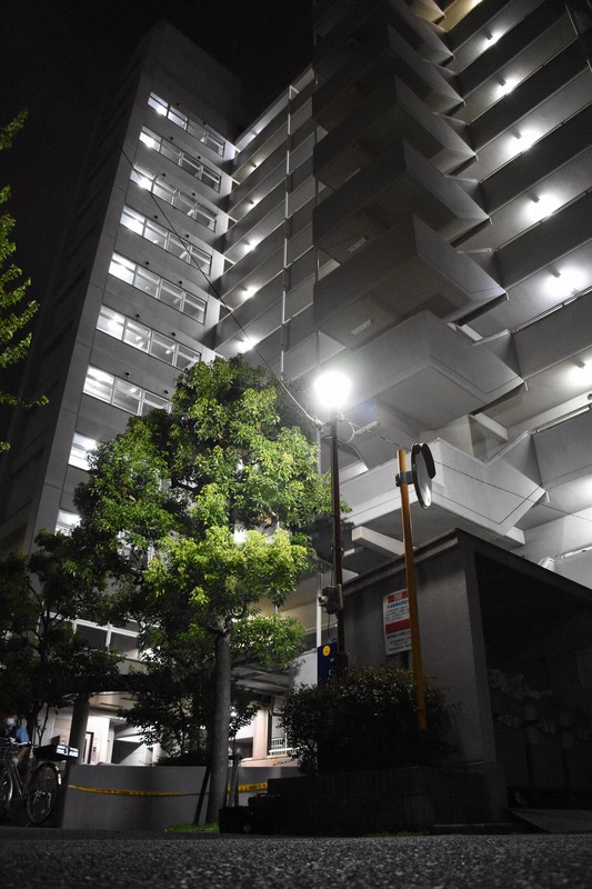 女性と女児が倒れていた大阪府営住宅=堺市堺区で2021年8月26日午後7時56分、清水晃平撮影