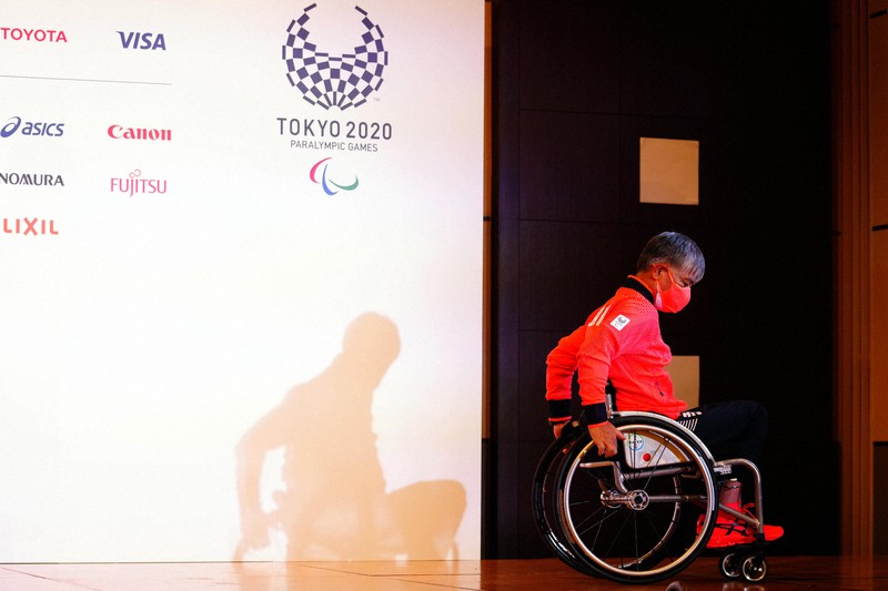 自身のクラス分けに関する記者会見を終え、会場を後にする伊藤智也=東京都内で2021年8月25日(代表撮影)