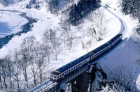 最初に飯山線を訪れた1996年当時は、キハ52形やキハ58系といった旧型の気動車が活躍していた＝長野県の飯山線・横倉－森宮野原間で1996年1月、金盛正樹撮影