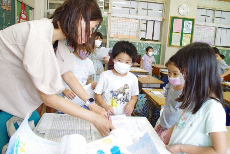 夏休みの宿題を提出する児童たち=さいたま市浦和区の常盤小で2021年8月26日午前、山越峰一郎撮影