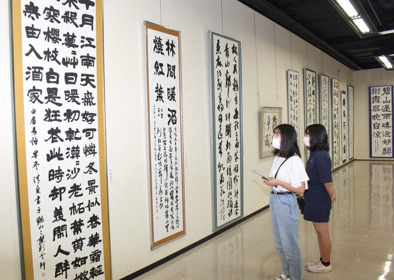 公募県書道芸術家連盟展展示作品の絶妙な筆遣いに見入る来館者=三重県四日市市安島2の市文化会館で2021年8月26日、松本宣良撮影