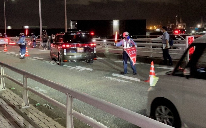 「海の中道大橋」で通行車を検問する県警の警察官ら(画像の一部を加工しえいます)