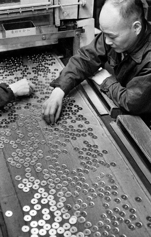 硬貨の製造工程=大阪市北区の造幣局で1961年4月1日、松山忠次郎撮影