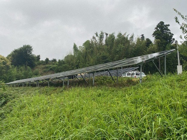 住宅地の郊外に設置された発電設備。柵も設置者情報を知らせる看板もなかった=千葉県佐倉市で2021年7月4日午後、高橋祐貴撮影