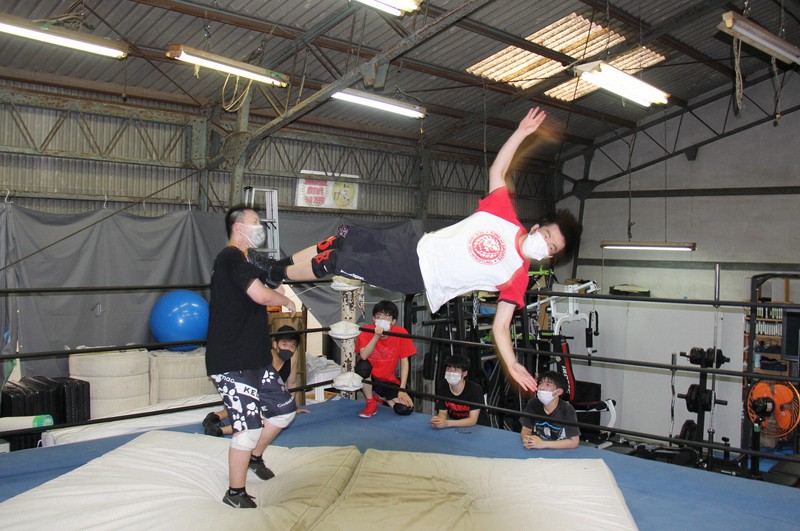 プロレス団体の練習場を借り、ドロップキックの練習に汗を流す学生たち=大阪市生野区で2021年7月27日午後5時20分、千葉紀和撮影