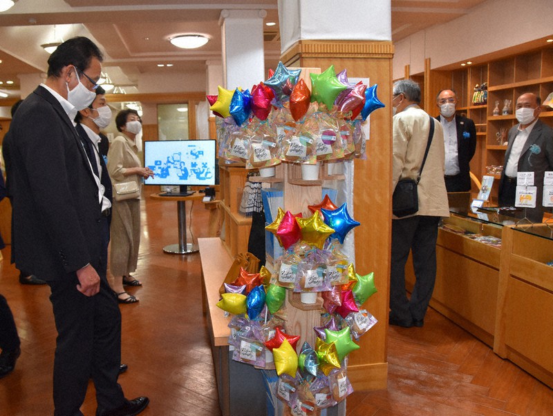 「えにらぼ」店内に展示された商品を見て回る来場者ら=宇都宮市江野町で2021年8月24日、渡辺佳奈子撮影