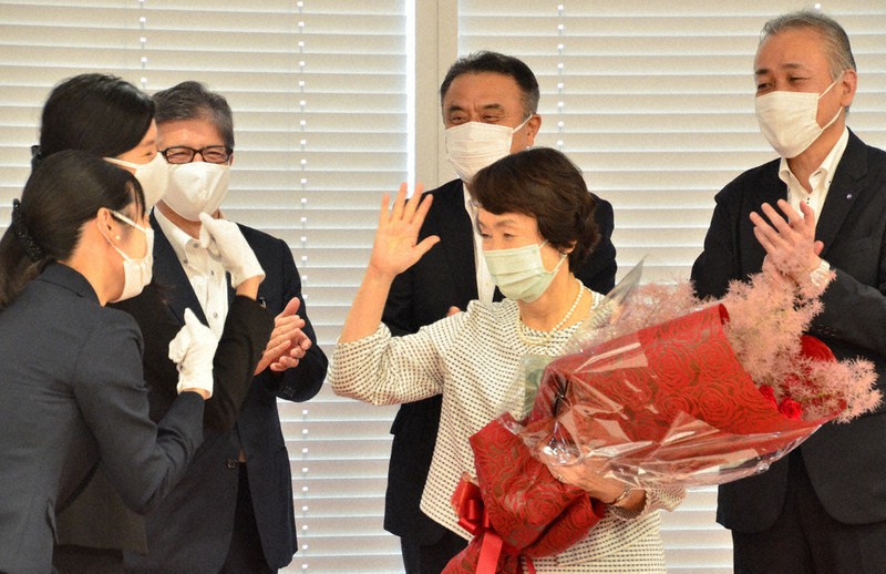 職員から花束を受け取る横浜市の林文子市長(中央手前)=同市役所で2021年8月27日午後4時56分、樋口淳也撮影