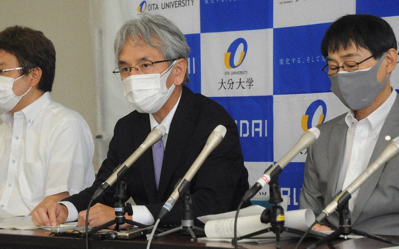 新型コロナワクチンの臨床試験について説明する上村教授(中央)