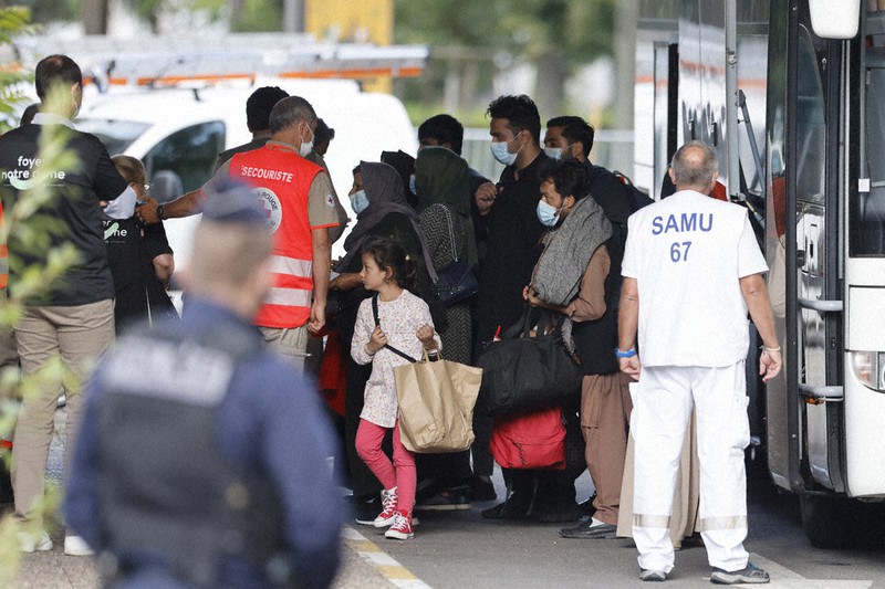 本国からフランスに避難してきたアフガン市民ら=フランス東部ストラスブールで26日、AP