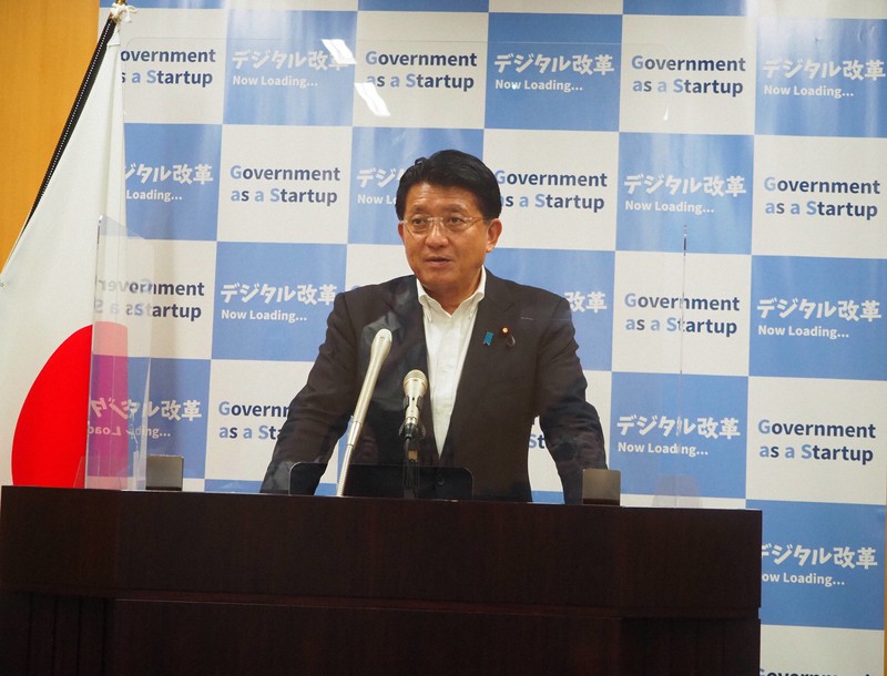 記者会見に臨む平井卓也デジタル改革担当相=東京都千代田区で2021年8月27日午前、後藤豪撮影