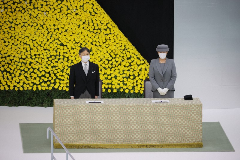 全国戦没者追悼式に臨まれる天皇、皇后両陛下=東京都千代田区の日本武道館で2021年8月15日午前11時52分(代表撮影)