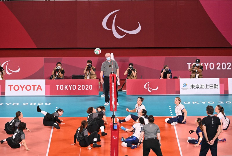シッティングバレーボール女子1次リーグで対戦する日本(左)とイタリア。コートチェンジは行われなかった=幕張メッセで2021年8月27日、宮間俊樹撮影