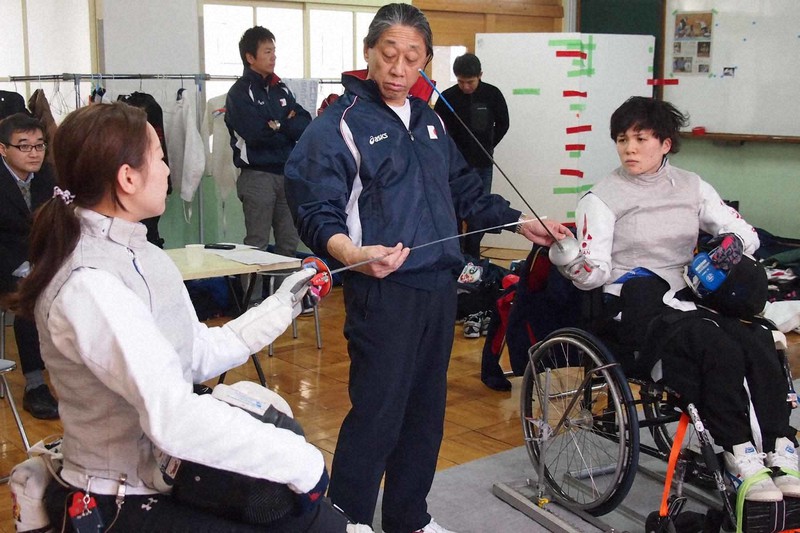 一時は国内競技者0人 車いすフェンシング 復活させた剣士の情熱 | 毎日新聞