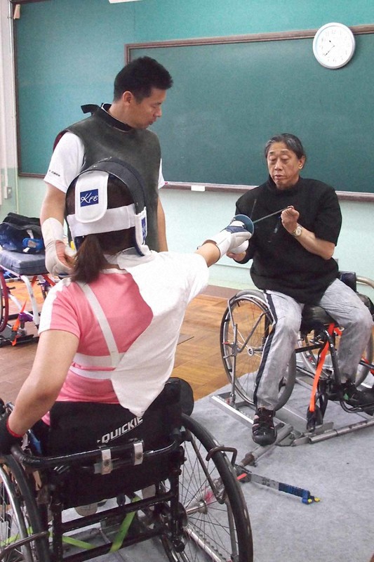一時は国内競技者0人 車いすフェンシング 復活させた剣士の情熱 | 毎日新聞