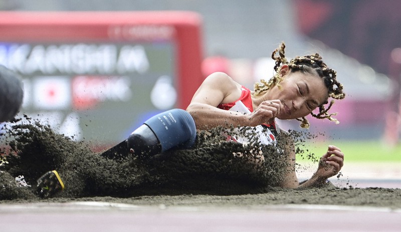 女子走り幅跳び決勝(義足T64)、4回目の跳躍で着地する中西麻耶=国立競技場で2021年8月28日、藤井達也撮影