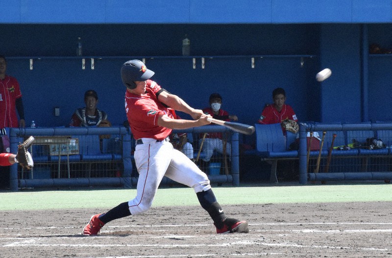 【長野好球俱-佐久コスモ】五回裏佐久コスモ1死満塁、宮沢が左越え満塁弾を放つ=長野県佐久市瀬戸の佐久総合運動公園野球場で2021年8月28日、皆川真仁撮影