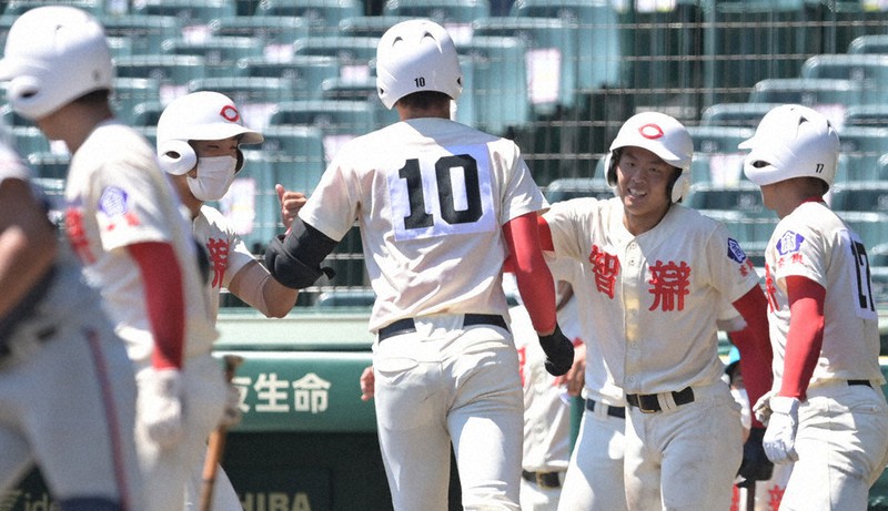 【智弁学園-京都国際】四回表智弁学園2死一、二塁、小畠(10)が3点本塁打を放ち、ベンチに迎えられる=阪神甲子園球場で2021年8月28日、平川義之撮影