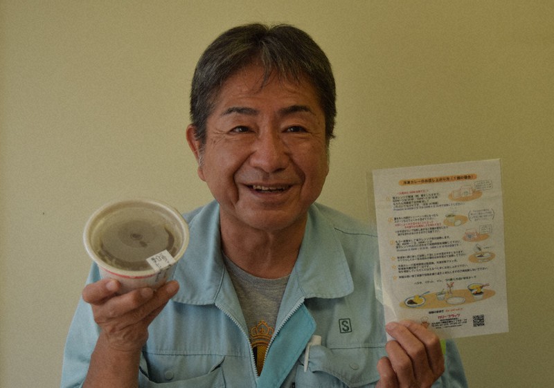 商品や調理法を書いた説明書を手に「八幡製鉄所で話題を呼んだカレーを多くの人に楽しんでほしい」と語る山崎社長