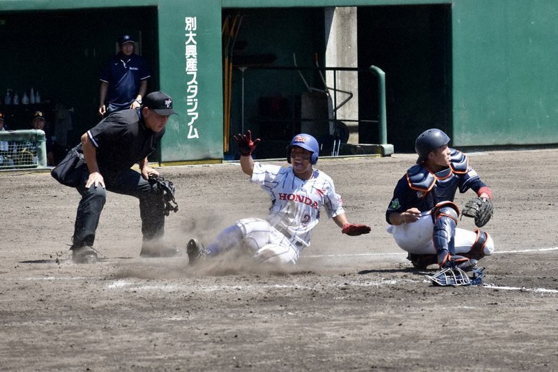 【ホンダ熊本-大福ロジスティクス】三回表、ホンダ熊本の三塁走者、江崎が野選の間に生還