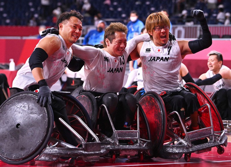 【日本-豪州】銅メダル獲得を喜ぶ(手前右から)池崎、島川、池=国立代々木競技場で2021年8月29日、徳野仁子撮影