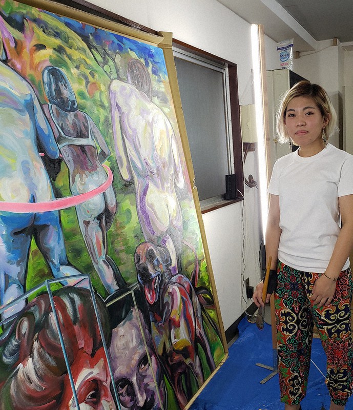 アトリエで新作「哲学者の追憶」を描く大西茅布さん=東京都豊島区で2021年8月12日、平林由梨撮影
