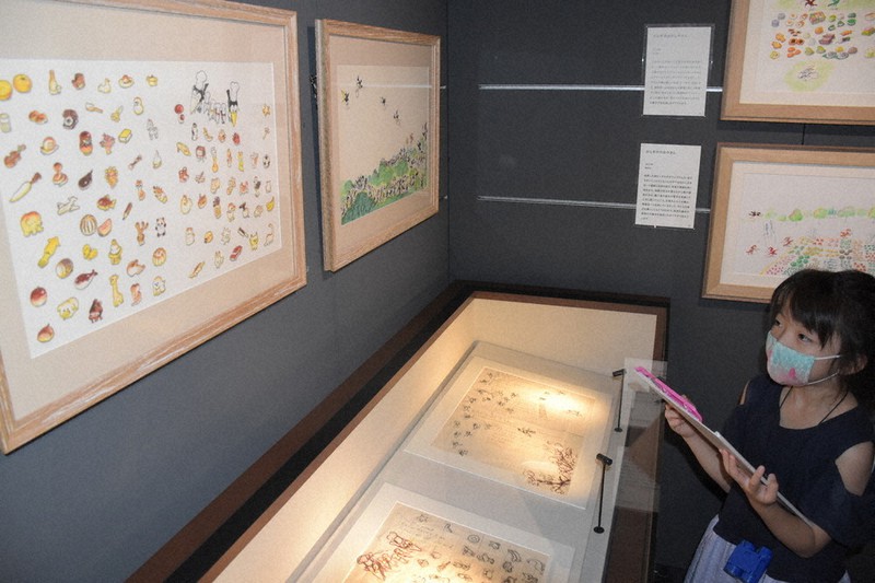 かこさとしさんの代表作「からすのパンやさん」などの原画や下絵が展示されている会場=福井市の県ふるさと文学館で、横見知佳撮影