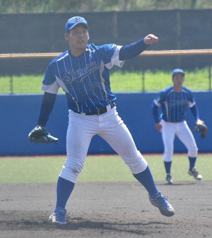 【千曲川硬式野球ク-信越硬式野球ク】9安打されながら要所を締めて完封勝利を挙げた信越クの中村=長野県佐久市の佐久総合運動公園野球場で2021年8月29日、鈴木英世撮影