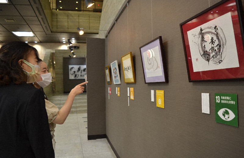 学生の作品とピクトグラム、制作意図が展示されている会場=岐阜市神田町8の十六銀行本店で2021年8月24日、近藤浩之撮影