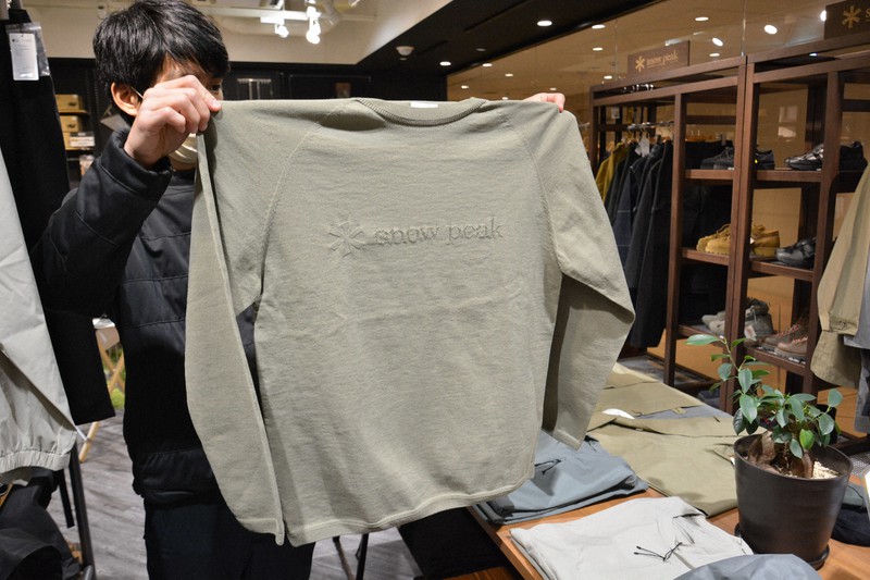 古着から作ったポリエステルを材料に再製品化された洋服。環境省が創設する「グリーンライフ・ポイント」では、こうした商品の購入にポイントを与えることを想定している＝東京都世田谷区で2月、中津川甫撮影
