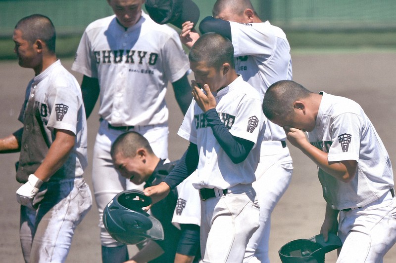 【作新学院-中京】大会4連覇ならず、悔し涙を流す中京の選手たち=兵庫県明石市の明石トーカロ球場で2021年8月30日、山田尚弘撮影