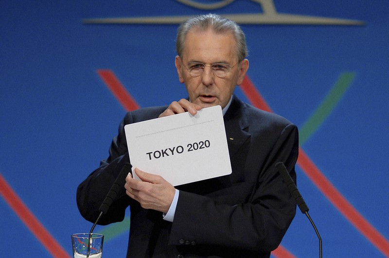 2020年夏季五輪開催地が東京に決まった事を発表するIOCのジャック・ロゲ会長=2013年9月7日、AP