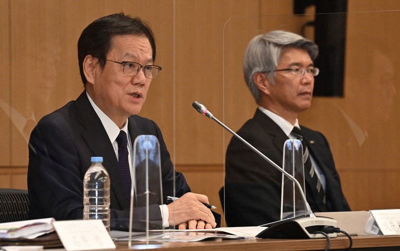 システム障害について記者会見する坂井辰史・みずほフィナンシャルグループ社長(左)と藤原弘治・みずほ銀行頭取=東京都千代田区で2021年8月20日、大西岳彦撮影
