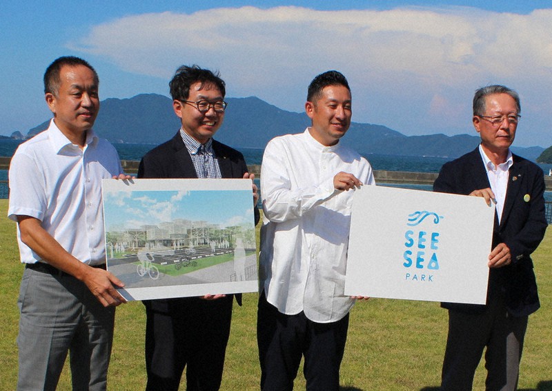 SEE SEA PARKに出店するピリケン社の中山浩成社長(左から2人目)とCAMPANELA社の平岡和彦社長(同3人目)。右端は中塚寛おおい町長=福井県おおい町成海の計画地近くで、大島秀利撮影