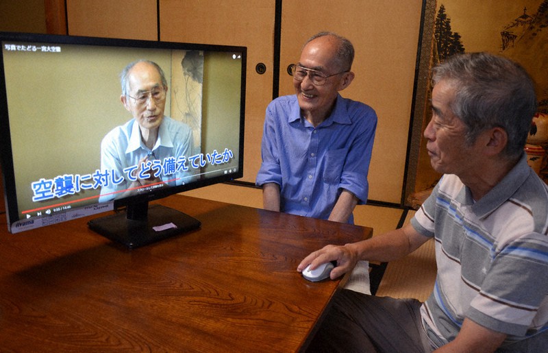 完成した動画を確認する森靖雄さん(左)と木村富雄会長=愛知県一宮市で2021年8月24日、川瀬慎一朗撮影