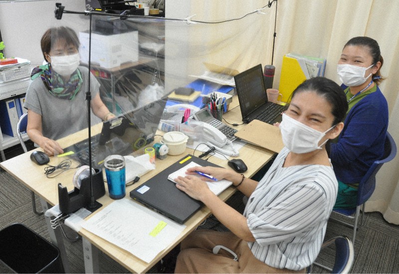 「子どものための権利擁護窓口」の相談員の内田扶喜子さん(左)ら=兵庫県尼崎市若王寺2のアマブラリで2021年8月24日午後0時4分、中村清雅撮影