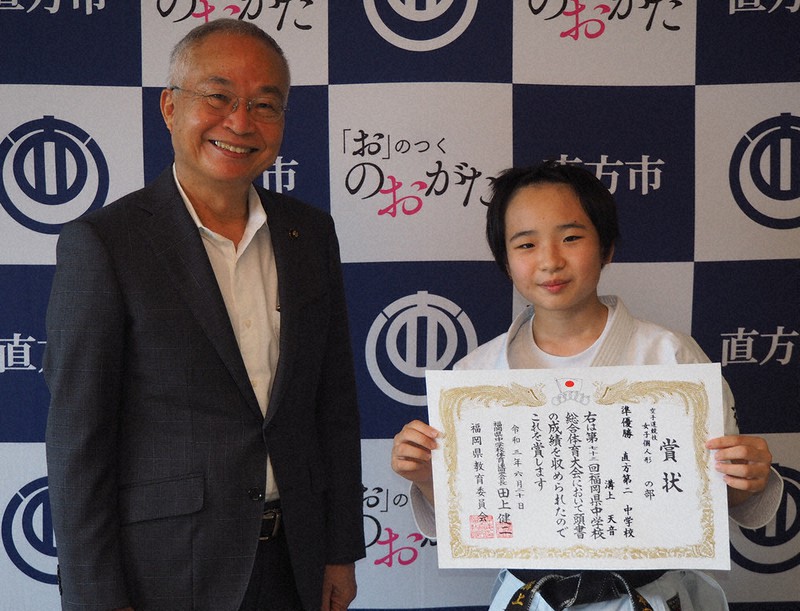 県大会準優勝の表彰状を手に大塚市長(左)と記念撮影に応じる溝上さん